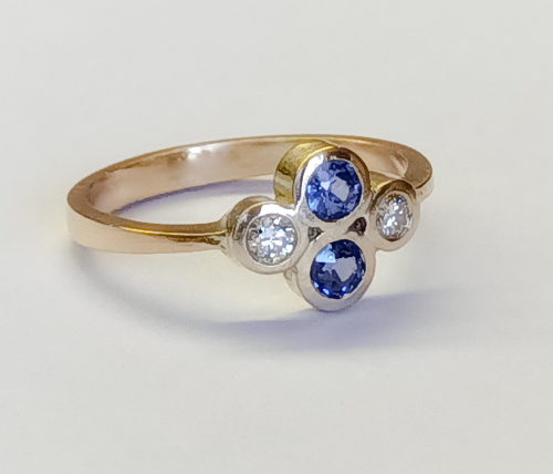 9K yellow Gold, faceted blue Sapphire and Diamond engagement ring