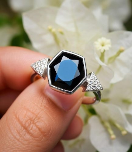 18K white Gold, black Onyx and Diamond ring