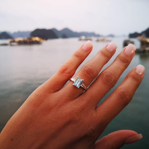 9K white Gold, faceted Aquamarine and Diamond engagement ring