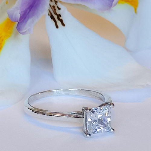 9K white Gold and Diamond engagement ring